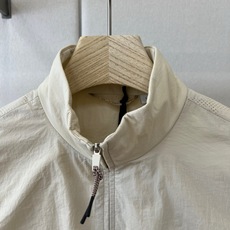 Bur巴宝莉、2026秋冬新品高密锦纶轻量立领廓形马甲。 这件马甲简直是秋冬季造型的百搭神器!想要在通勤和休闲之间无缝切 Bur巴宝莉、2026秋冬新品高密锦纶轻量立领廓形马甲。 这件马甲简直是秋冬季造型的百搭神器!想要在通勤和休闲之间无缝切