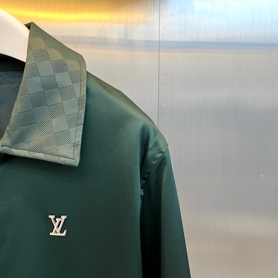 1v威登、2026秋冬新品LV老花/格纹两面穿夹克外套。 一眼惊艳的高级感，男士衣橱必备的质感战袍！ 主打低调奢华的老钱