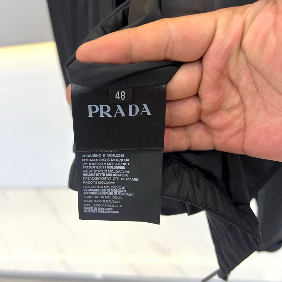 Prad普拉达、2026秋冬新品三角标立领夹克外套。 终于等到这件，质感直接封神！ 极简立领廓形，干净利落不拖沓。经典黑