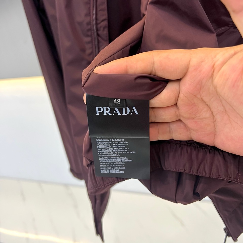 Prad普拉达、2026秋冬新品三角标立领夹克外套。 终于等到这件，质感直接封神！ 极简立领廓形，干净利落不拖沓。经典黑