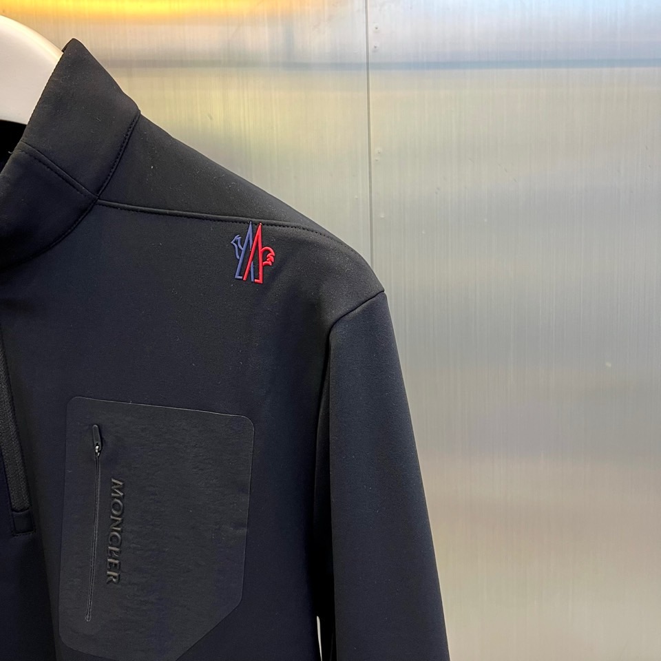 Mon蒙口、2026秋冬新品Moncler风格半拉链立领打底衫。 秋冬氛围感直接拉满！这件白月光太顶了 ！ 轻户外通勤风