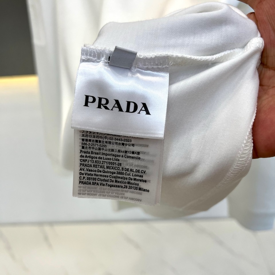 Prad普拉达、2026秋冬新品三角标半拉链立领卫衣 秋冬高级感是这件给的！ 极简立领半拉链，干净利落有型。三角标金属徽