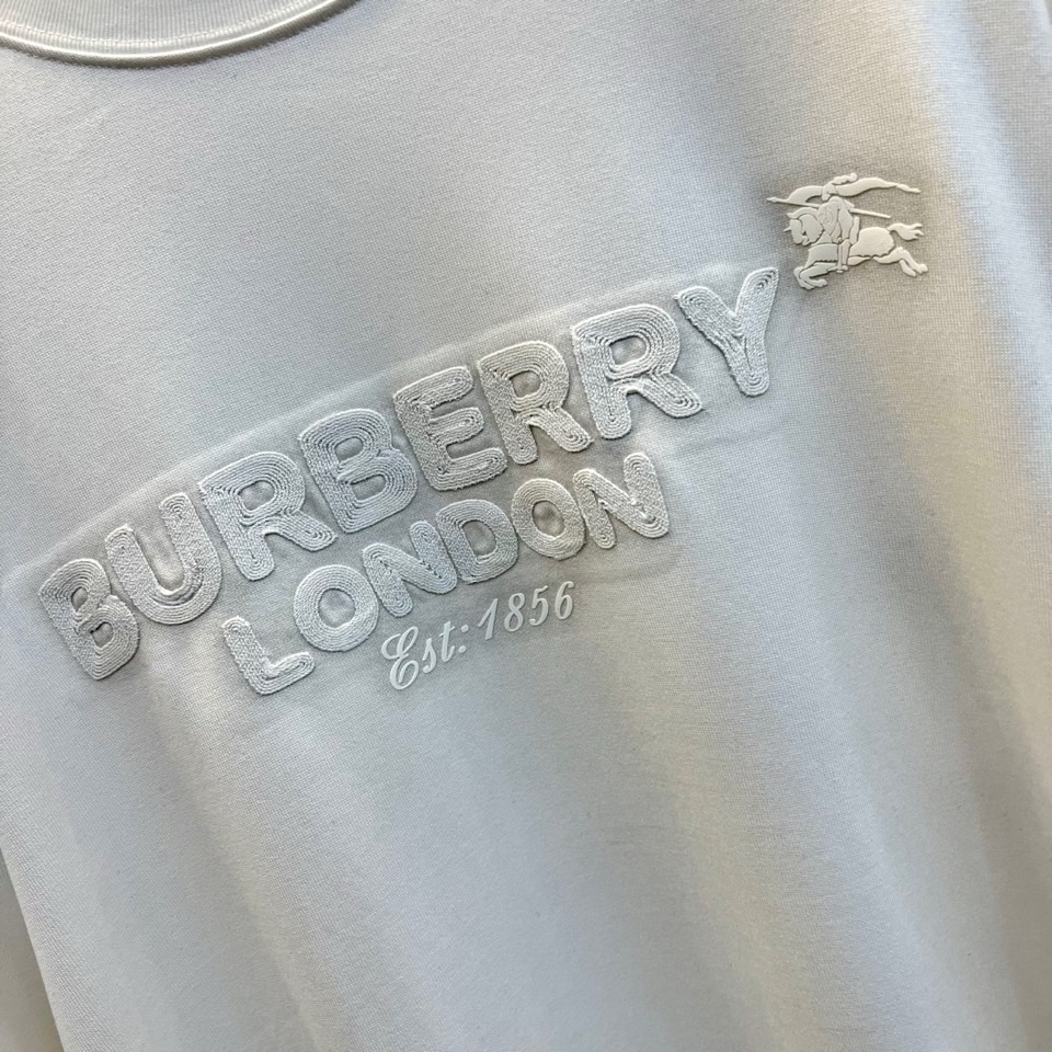 Bur巴宝莉、2026秋冬新品立体浮雕字母卫衣。 一眼沦陷的干净高级感！ 极简版型搭微阔版型，立体字母浮雕有细节但不张扬