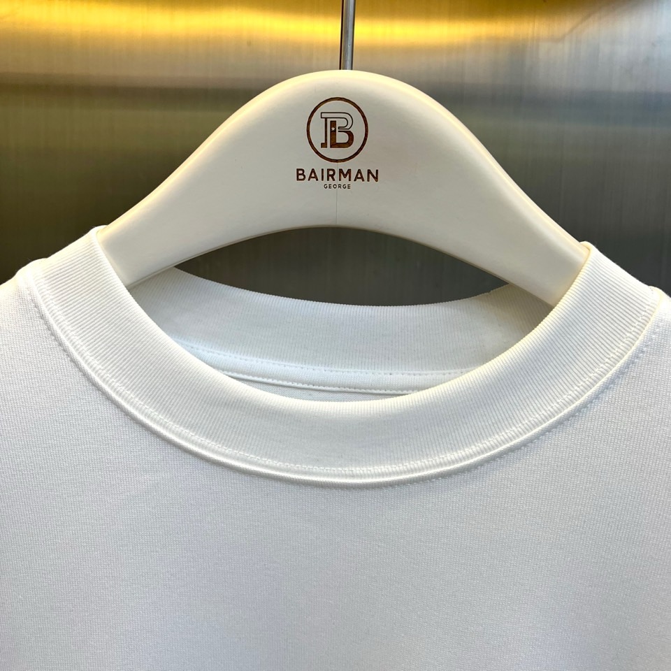 Bur巴宝莉、2026秋冬新品立体浮雕字母卫衣。 一眼沦陷的干净高级感！ 极简版型搭微阔版型，立体字母浮雕有细节但不张扬