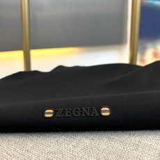 Zegna杰尼亚、2026秋冬新品极简质感短袖T恤。 冬日衣橱打底救星来了! 极简轻奢风,主打挺括遮肉。42.5%再生纤 Zegna杰尼亚、2026秋冬新品极简质感短袖T恤。 冬日衣橱打底救星来了! 极简轻奢风,主打挺括遮肉。42.5%再生纤