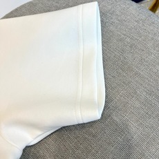 Zegna杰尼亚、2026秋冬新品极简质感短袖T恤。 冬日衣橱打底救星来了! 极简轻奢风,主打挺括遮肉。42.5%再生纤 Zegna杰尼亚、2026秋冬新品极简质感短袖T恤。 冬日衣橱打底救星来了! 极简轻奢风,主打挺括遮肉。42.5%再生纤