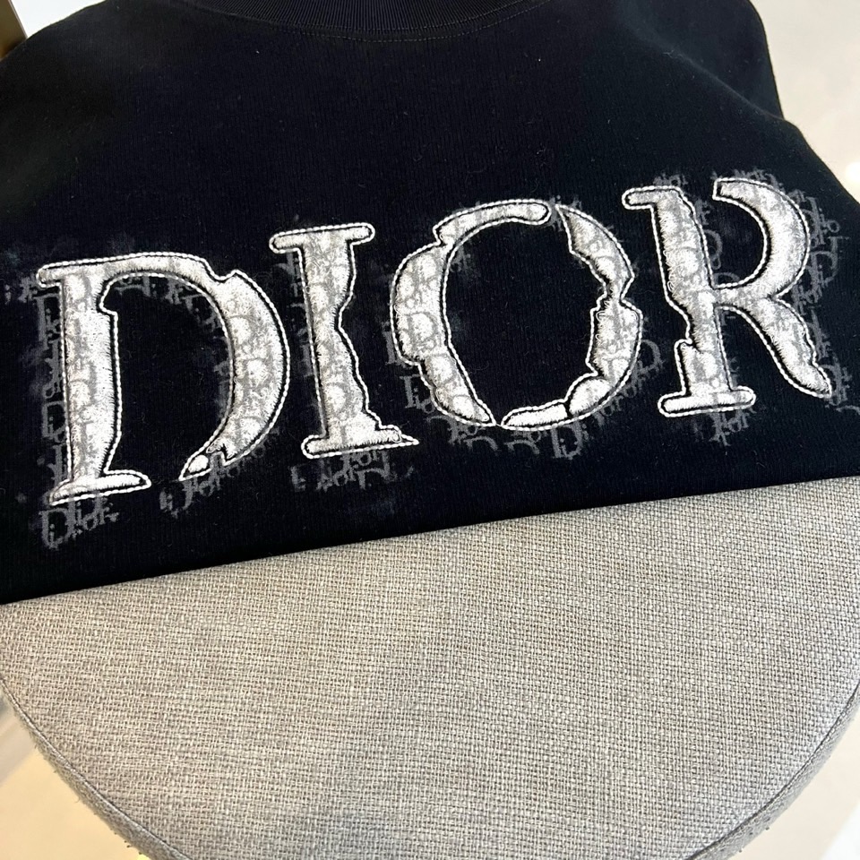 Dio迪奥、2026秋冬新品做旧涂鸦Logo短袖T恤。 搞定秋冬打底高级感，一件就够！ 高街暗黑风，宽松落肩版型直接把肩