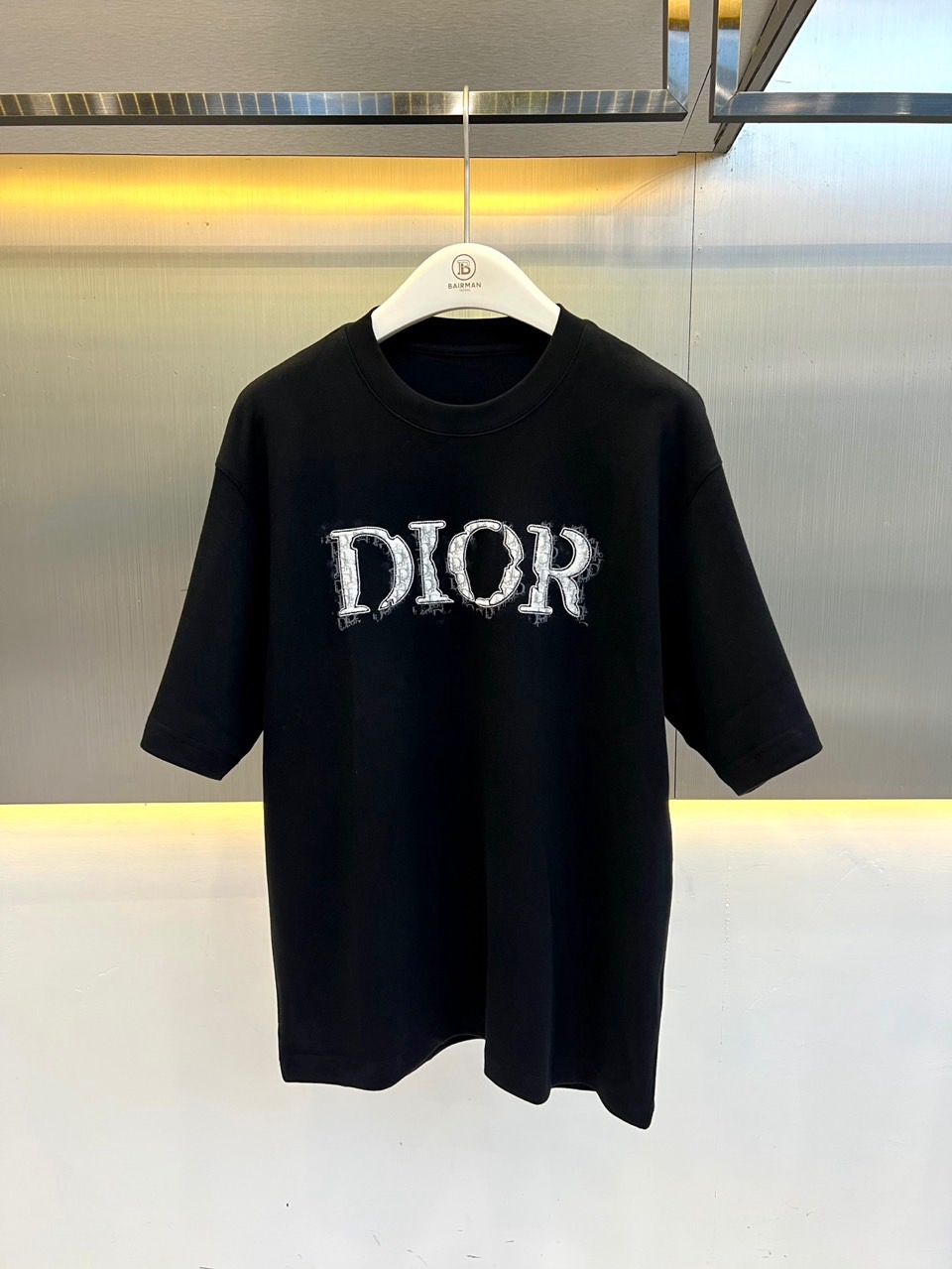 Dio迪奥、2026秋冬新品做旧涂鸦Logo短袖T恤。 搞定秋冬打底高级感，一件就够！ 高街暗黑风，宽松落肩版型直接把肩