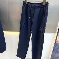 Mon蒙口、2026秋冬新品连帽运动套装。 不想研究搭配的时候,直接穿上套装就出门,显瘦又舒适,慵懒松弛的感觉很喜欢。 Mon蒙口、2026秋冬新品连帽运动套装。 不想研究搭配的时候,直接穿上套装就出门,显瘦又舒适,慵懒松弛的感觉很喜欢。
