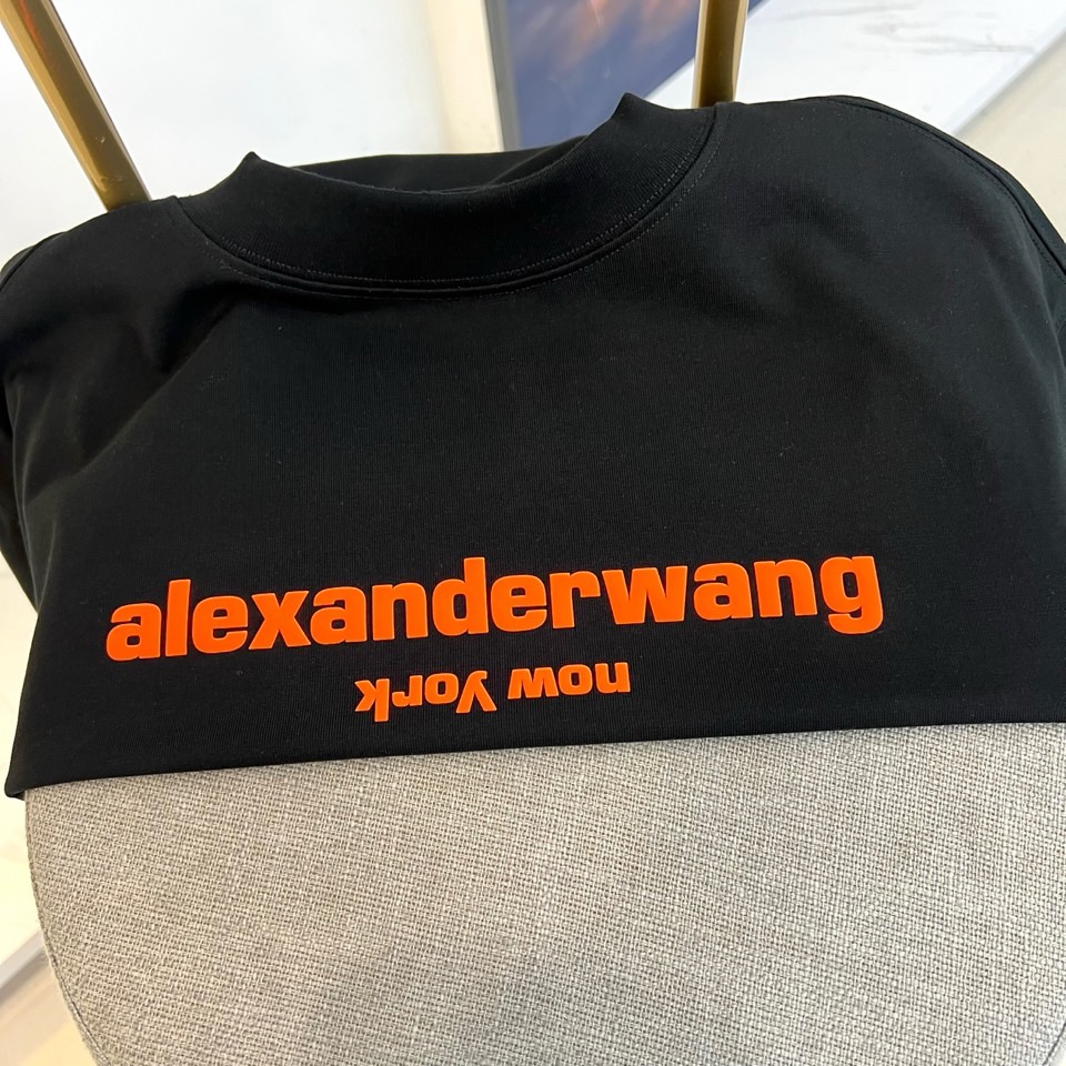 Alexander Wang亚历山大、2026秋冬新品AW反字橙标长袖T恤。 这件衣服简直是早秋街头行走的荷尔蒙！ 纽约