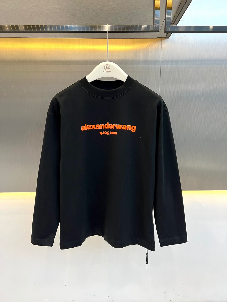 Alexander Wang亚历山大、2026秋冬新品AW反字橙标长袖T恤。 这件衣服简直是早秋街头行走的荷尔蒙！ 纽约