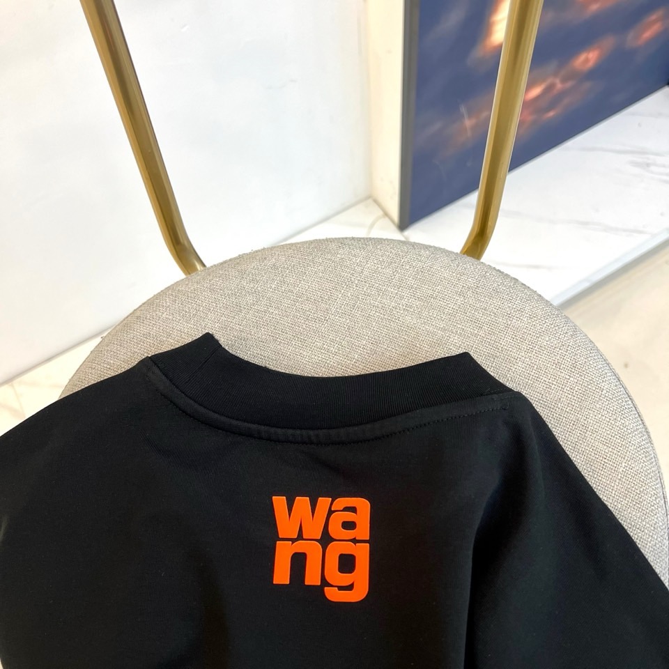 Alexander Wang亚历山大、2026秋冬新品AW反字橙标长袖T恤。 这件衣服简直是早秋街头行走的荷尔蒙！ 纽约