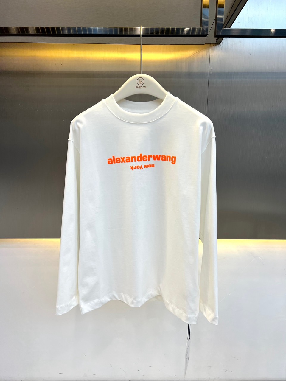 Alexander Wang亚历山大、2026秋冬新品AW反字橙标长袖T恤。 这件衣服简直是早秋街头行走的荷尔蒙！ 纽约
