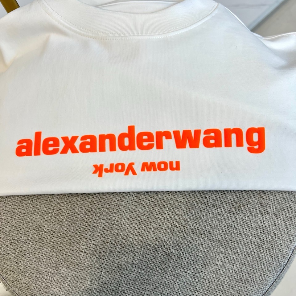 Alexander Wang亚历山大、2026秋冬新品AW反字橙标长袖T恤。 这件衣服简直是早秋街头行走的荷尔蒙！ 纽约
