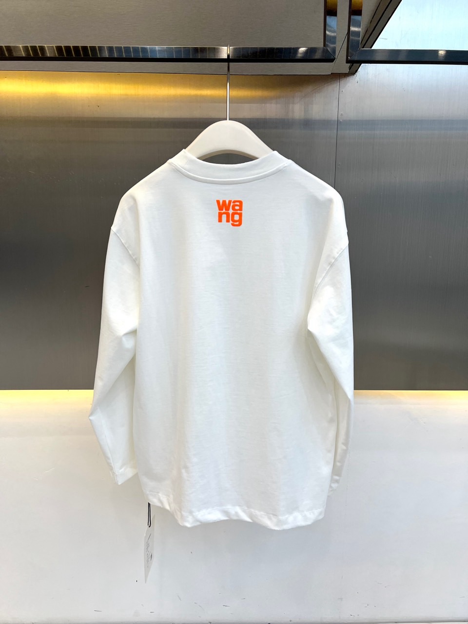 Alexander Wang亚历山大、2026秋冬新品AW反字橙标长袖T恤。 这件衣服简直是早秋街头行走的荷尔蒙！ 纽约