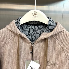 Dio迪奥、2026新品老花针织连帽夹克外套 一眼相中的低调奢华!谁穿谁有品位的精英男士必备单品。 这件属于经典的意式极 Dio迪奥、2026新品老花针织连帽夹克外套 一眼相中的低调奢华!谁穿谁有品位的精英男士必备单品。 这件属于经典的意式极