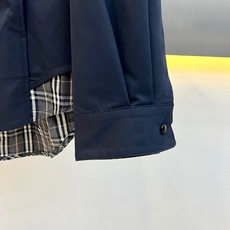 Bur巴宝莉、2026秋冬新品格纹拼接衬衫夹克。 秋冬叠穿懒人福音,这件直接封神! 英伦通勤风,尼龙廓形剪裁,肩线利落不 Bur巴宝莉、2026秋冬新品格纹拼接衬衫夹克。 秋冬叠穿懒人福音,这件直接封神! 英伦通勤风,尼龙廓形剪裁,肩线利落不
