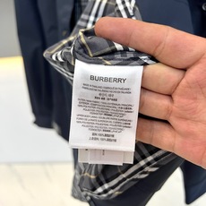 Bur巴宝莉、2026秋冬新品格纹拼接衬衫夹克。 秋冬叠穿懒人福音,这件直接封神! 英伦通勤风,尼龙廓形剪裁,肩线利落不 Bur巴宝莉、2026秋冬新品格纹拼接衬衫夹克。 秋冬叠穿懒人福音,这件直接封神! 英伦通勤风,尼龙廓形剪裁,肩线利落不