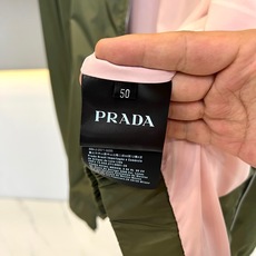 Prad普拉达、2026秋冬新品尼龙夹克外套。 这件夹克一上身,秋日的硬汉氛围感直接拉满! 意式轻奢工装风,再生尼龙面料 Prad普拉达、2026秋冬新品尼龙夹克外套。 这件夹克一上身,秋日的硬汉氛围感直接拉满! 意式轻奢工装风,再生尼龙面料