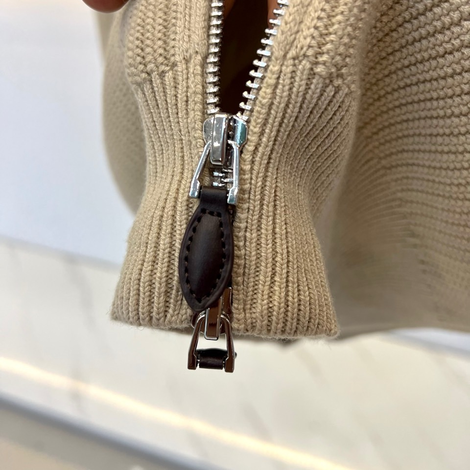 Brunello Cucinelli-BC、2026秋冬新品羊毛翻领针织拉链开衫。 秋天的高级感，一件搞定！ 老钱风/静