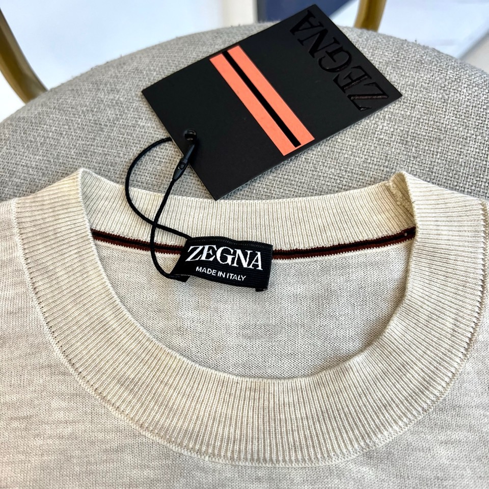 Zegna杰尼亚、2026秋冬新品Z系圆领针织衫。 秋冬质感直接拉满！ 意式轻商务风，色调干净高级，左臂撞色条纹打破沉闷