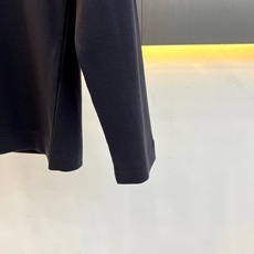 1v威登、2026秋冬新品极简圆领长袖T恤。 秋天的高级感,一件打底衫搞定! 极简轻奢风,圆领设计自带挺拔气场,微阔版型 1v威登、2026秋冬新品极简圆领长袖T恤。 秋天的高级感,一件打底衫搞定! 极简轻奢风,圆领设计自带挺拔气场,微阔版型