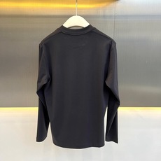 1v威登、2026秋冬新品极简圆领长袖T恤。 秋天的高级感,一件打底衫搞定! 极简轻奢风,圆领设计自带挺拔气场,微阔版型 1v威登、2026秋冬新品极简圆领长袖T恤。 秋天的高级感,一件打底衫搞定! 极简轻奢风,圆领设计自带挺拔气场,微阔版型