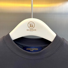 1v威登、2026秋冬新品极简圆领长袖T恤。 秋天的高级感,一件打底衫搞定! 极简轻奢风,圆领设计自带挺拔气场,微阔版型 1v威登、2026秋冬新品极简圆领长袖T恤。 秋天的高级感,一件打底衫搞定! 极简轻奢风,圆领设计自带挺拔气场,微阔版型