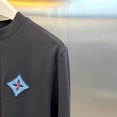 1v威登、2026秋冬新品极简圆领长袖T恤。 秋天的高级感,一件打底衫搞定! 极简轻奢风,圆领设计自带挺拔气场,微阔版型 1v威登、2026秋冬新品极简圆领长袖T恤。 秋天的高级感,一件打底衫搞定! 极简轻奢风,圆领设计自带挺拔气场,微阔版型