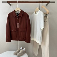 Loro Piana诺悠翩雅、2026秋冬新品经典翻领夹克外套。 这件单品完美诠释了何为“老钱风”天花板,摒弃多余繁复装 Loro Piana诺悠翩雅、2026秋冬新品经典翻领夹克外套。 这件单品完美诠释了何为“老钱风”天花板,摒弃多余繁复装