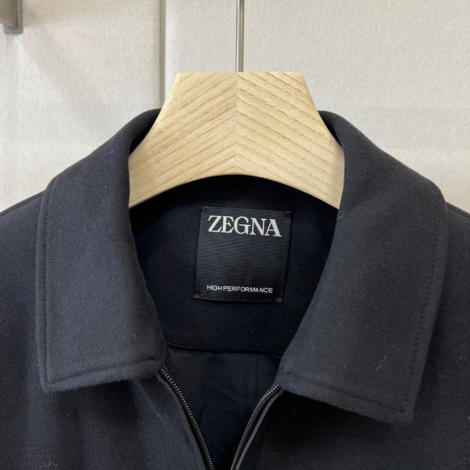 Zegna杰尼亚、2026秋冬新品棕调翻领夹克外套。 秋冬质感,一眼沦陷。 意式轻奢通勤风,精纺毛感面料挺括有筋骨,藏肉 Zegna杰尼亚、2026秋冬新品棕调翻领夹克外套。 秋冬质感,一眼沦陷。 意式轻奢通勤风,精纺毛感面料挺括有筋骨,藏肉