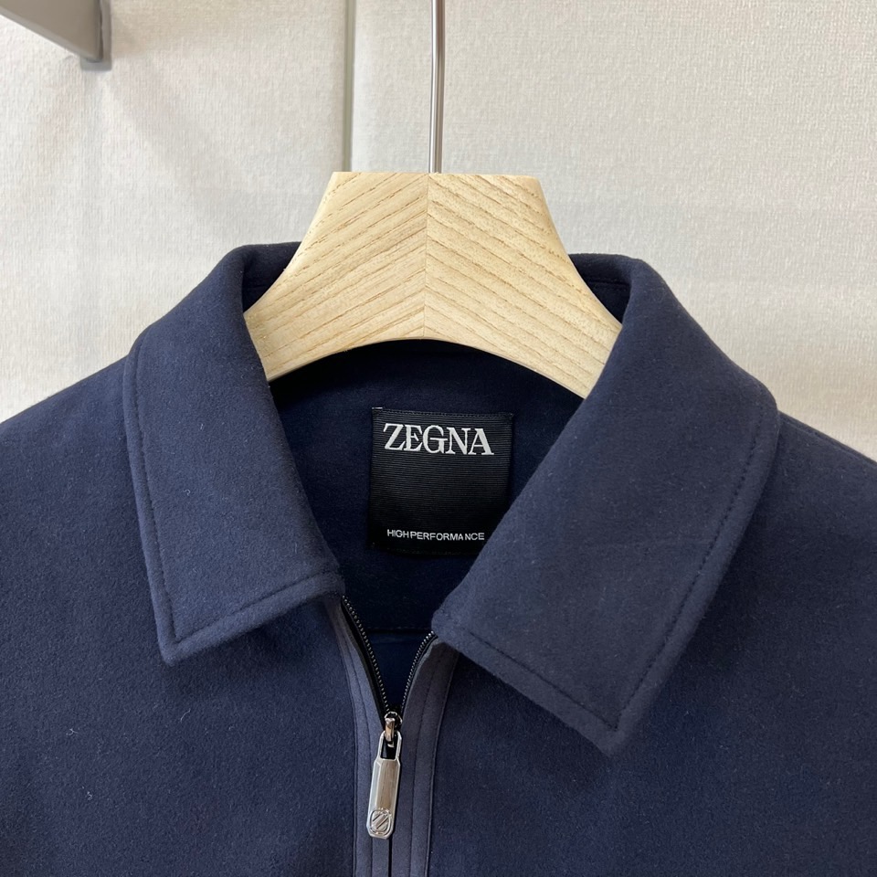 Zegna杰尼亚、2026秋冬新品棕调翻领夹克外套。 秋冬质感，一眼沦陷。 意式轻奢通勤风，精纺毛感面料挺括有筋骨，藏肉