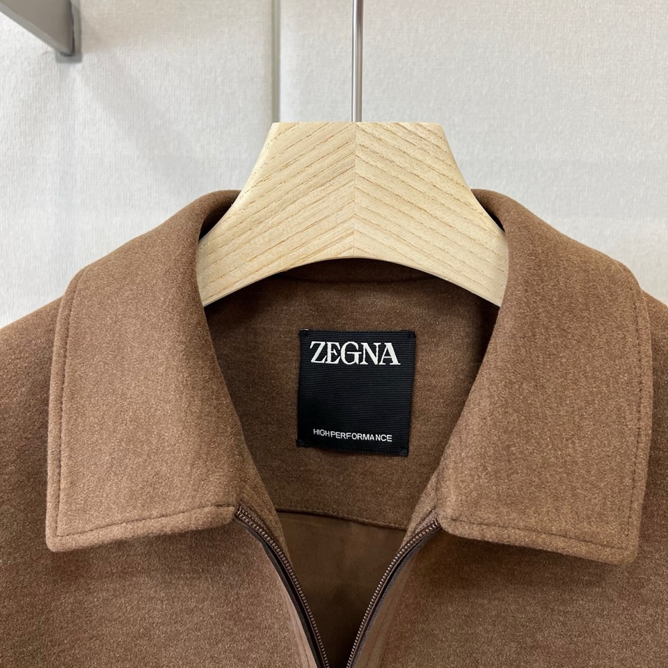 Zegna杰尼亚、2026秋冬新品棕调翻领夹克外套。 秋冬质感，一眼沦陷。 意式轻奢通勤风，精纺毛感面料挺括有筋骨，藏肉