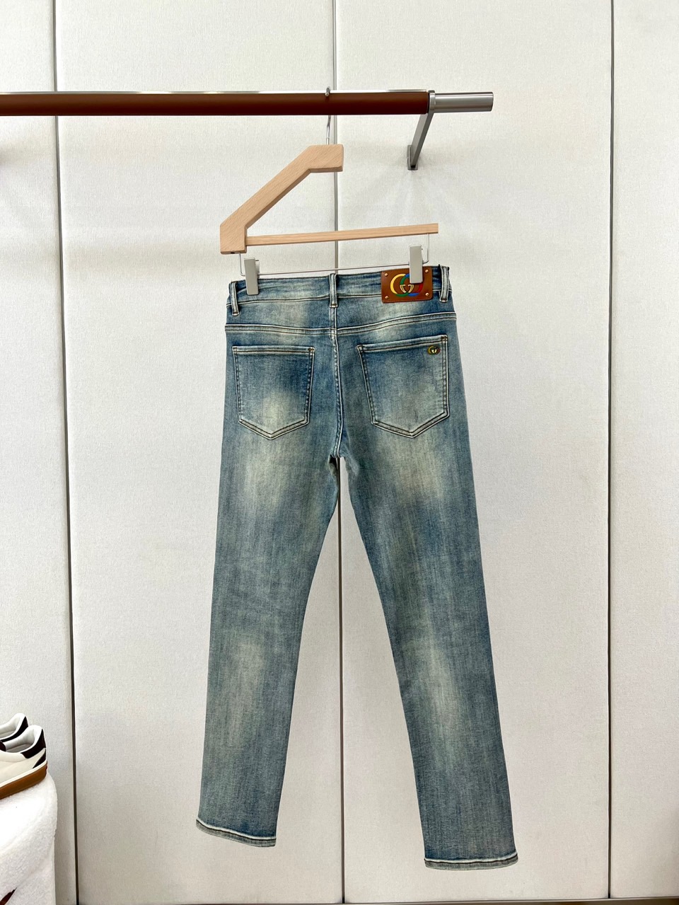 Gucc古驰、2026秋冬新品复古水洗修身牛仔裤。 腿型不完美的兄弟，这条直接闭眼入！ 复古高街风拉满，水洗色调配色高级