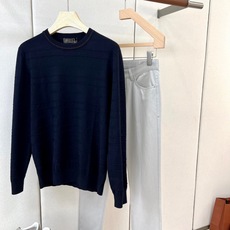 Loro Piana诺悠翩雅、2026秋冬新品意式人字纹圆领针织衫。 秋日高级感,一件搞定! 意式休闲风,色调自带温和质 Loro Piana诺悠翩雅、2026秋冬新品意式人字纹圆领针织衫。 秋日高级感,一件搞定! 意式休闲风,色调自带温和质