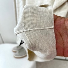 Loro Piana诺悠翩雅、2026秋冬新品意式人字纹圆领针织衫。 秋日高级感,一件搞定! 意式休闲风,色调自带温和质 Loro Piana诺悠翩雅、2026秋冬新品意式人字纹圆领针织衫。 秋日高级感,一件搞定! 意式休闲风,色调自带温和质