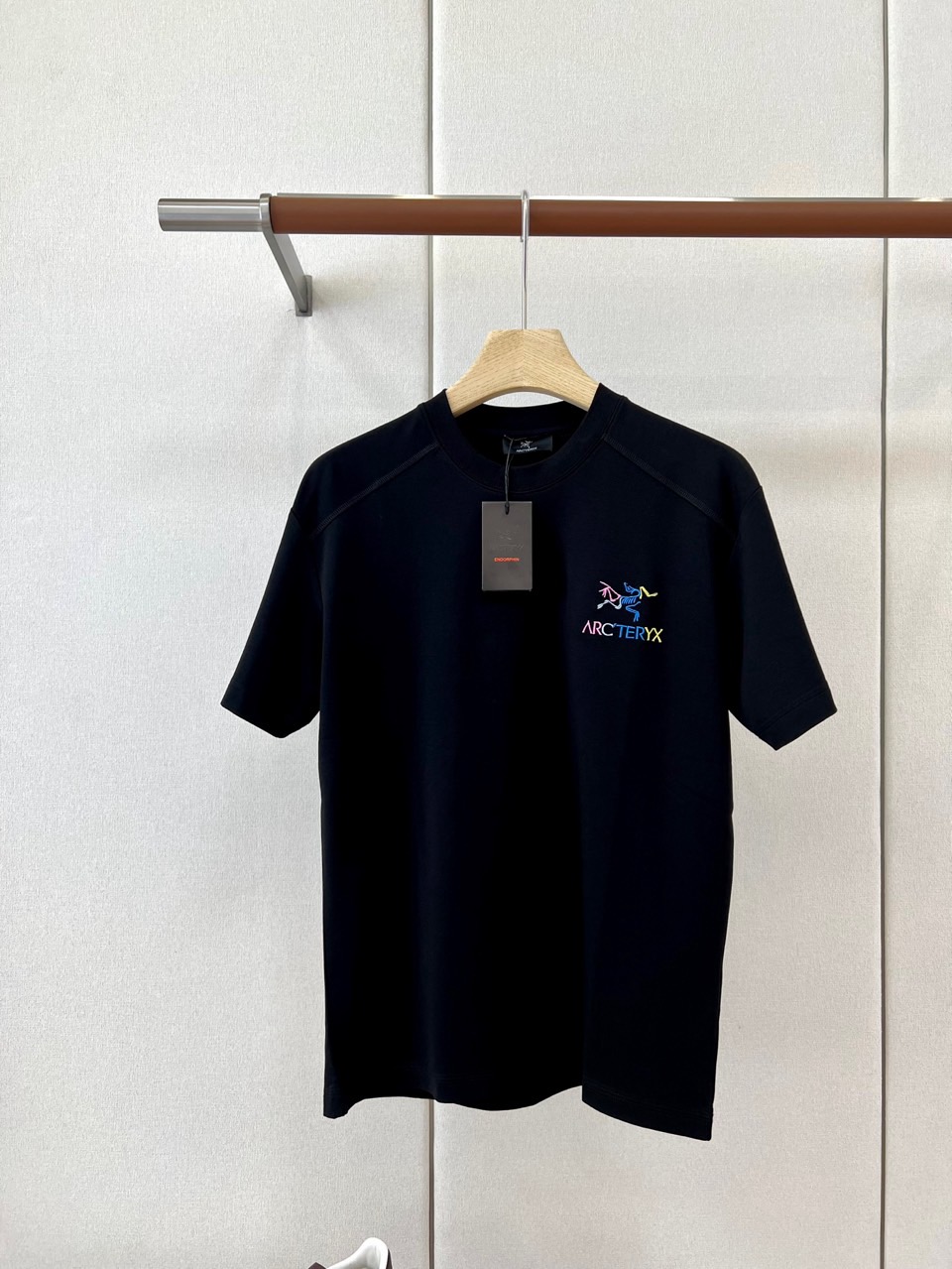 Arcteryx 始祖鸟、2026秋冬新品彩标短袖T恤。 冬日衣橱打底衫的定海神针，这件直接封神！ 极简纯色基调搭配左胸
