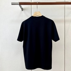 Arcteryx 始祖鸟、2026秋冬新品彩标短袖T恤。 冬日衣橱打底衫的定海神针,这件直接封神! 极简纯色基调搭配左胸 Arcteryx 始祖鸟、2026秋冬新品彩标短袖T恤。 冬日衣橱打底衫的定海神针,这件直接封神! 极简纯色基调搭配左胸