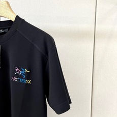 Arcteryx 始祖鸟、2026秋冬新品彩标短袖T恤。 冬日衣橱打底衫的定海神针,这件直接封神! 极简纯色基调搭配左胸 Arcteryx 始祖鸟、2026秋冬新品彩标短袖T恤。 冬日衣橱打底衫的定海神针,这件直接封神! 极简纯色基调搭配左胸