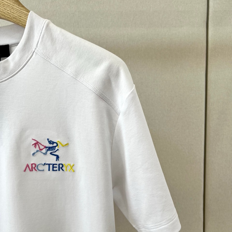 Arcteryx 始祖鸟、2026秋冬新品彩标短袖T恤。 冬日衣橱打底衫的定海神针，这件直接封神！ 极简纯色基调搭配左胸