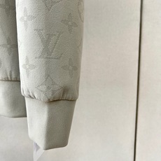 1v威登、2026秋冬新品顶级老花暗纹圆领卫衣。 这件真的有点东西! 低饱和色调,全身LV式老花压花暗纹,远看低调近看有 1v威登、2026秋冬新品顶级老花暗纹圆领卫衣。 这件真的有点东西! 低饱和色调,全身LV式老花压花暗纹,远看低调近看有