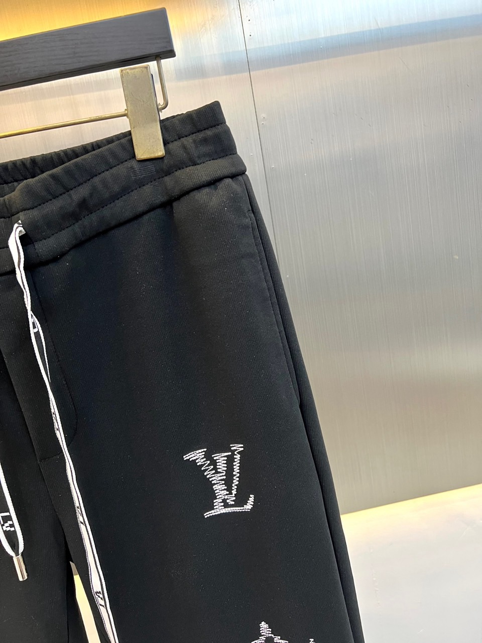1v威登、2026秋冬新品LV老花刺绣休闲卫裤。 终于等到这条卫裤！高级感直接拉满！ 轻奢休闲风，微锥版型藏肉显腿直，对