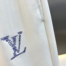 1v威登、2026秋冬新品LV老花刺绣休闲卫裤。 终于等到这条卫裤!高级感直接拉满! 轻奢休闲风,微锥版型藏肉显腿直,对 1v威登、2026秋冬新品LV老花刺绣休闲卫裤。 终于等到这条卫裤!高级感直接拉满! 轻奢休闲风,微锥版型藏肉显腿直,对