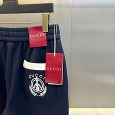 Gucc古驰、2026秋冬新品双G刺绣运动卫裤。 这条真的把松弛感拿捏住了! 轻奢运动风,织带线条视觉直接拉长腿型,对胯 Gucc古驰、2026秋冬新品双G刺绣运动卫裤。 这条真的把松弛感拿捏住了! 轻奢运动风,织带线条视觉直接拉长腿型,对胯