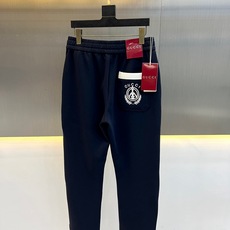 Gucc古驰、2026秋冬新品双G刺绣运动卫裤。 这条真的把松弛感拿捏住了! 轻奢运动风,织带线条视觉直接拉长腿型,对胯 Gucc古驰、2026秋冬新品双G刺绣运动卫裤。 这条真的把松弛感拿捏住了! 轻奢运动风,织带线条视觉直接拉长腿型,对胯