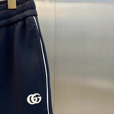 Gucc古驰、2026秋冬新品双G刺绣运动卫裤。 这条真的把松弛感拿捏住了! 轻奢运动风,织带线条视觉直接拉长腿型,对胯 Gucc古驰、2026秋冬新品双G刺绣运动卫裤。 这条真的把松弛感拿捏住了! 轻奢运动风,织带线条视觉直接拉长腿型,对胯