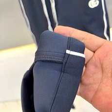 Gucc古驰、2026秋冬新品双G刺绣运动卫裤。 这条真的把松弛感拿捏住了! 轻奢运动风,织带线条视觉直接拉长腿型,对胯 Gucc古驰、2026秋冬新品双G刺绣运动卫裤。 这条真的把松弛感拿捏住了! 轻奢运动风,织带线条视觉直接拉长腿型,对胯