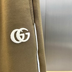 Gucc古驰、2026秋冬新品双G刺绣运动卫裤。 这条真的把松弛感拿捏住了! 轻奢运动风,织带线条视觉直接拉长腿型,对胯 Gucc古驰、2026秋冬新品双G刺绣运动卫裤。 这条真的把松弛感拿捏住了! 轻奢运动风,织带线条视觉直接拉长腿型,对胯