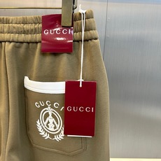 Gucc古驰、2026秋冬新品双G刺绣运动卫裤。 这条真的把松弛感拿捏住了! 轻奢运动风,织带线条视觉直接拉长腿型,对胯 Gucc古驰、2026秋冬新品双G刺绣运动卫裤。 这条真的把松弛感拿捏住了! 轻奢运动风,织带线条视觉直接拉长腿型,对胯