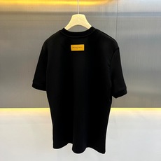 1v威登、2026秋冬新品经典重磅短袖T恤。 清爽又有排面,这件T恤直接把高级感穿身上了! 极简高街风,宽松落肩版型对身 1v威登、2026秋冬新品经典重磅短袖T恤。 清爽又有排面,这件T恤直接把高级感穿身上了! 极简高街风,宽松落肩版型对身